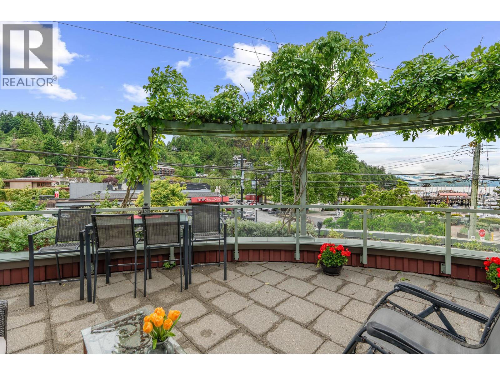 205 6688 ROYAL AVENUE, West Vancouver