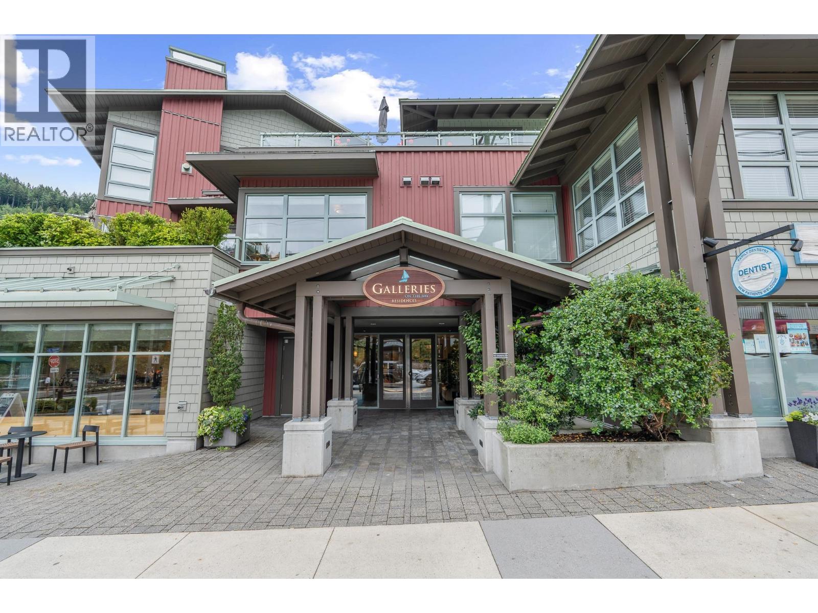 205 6688 ROYAL AVENUE, West Vancouver