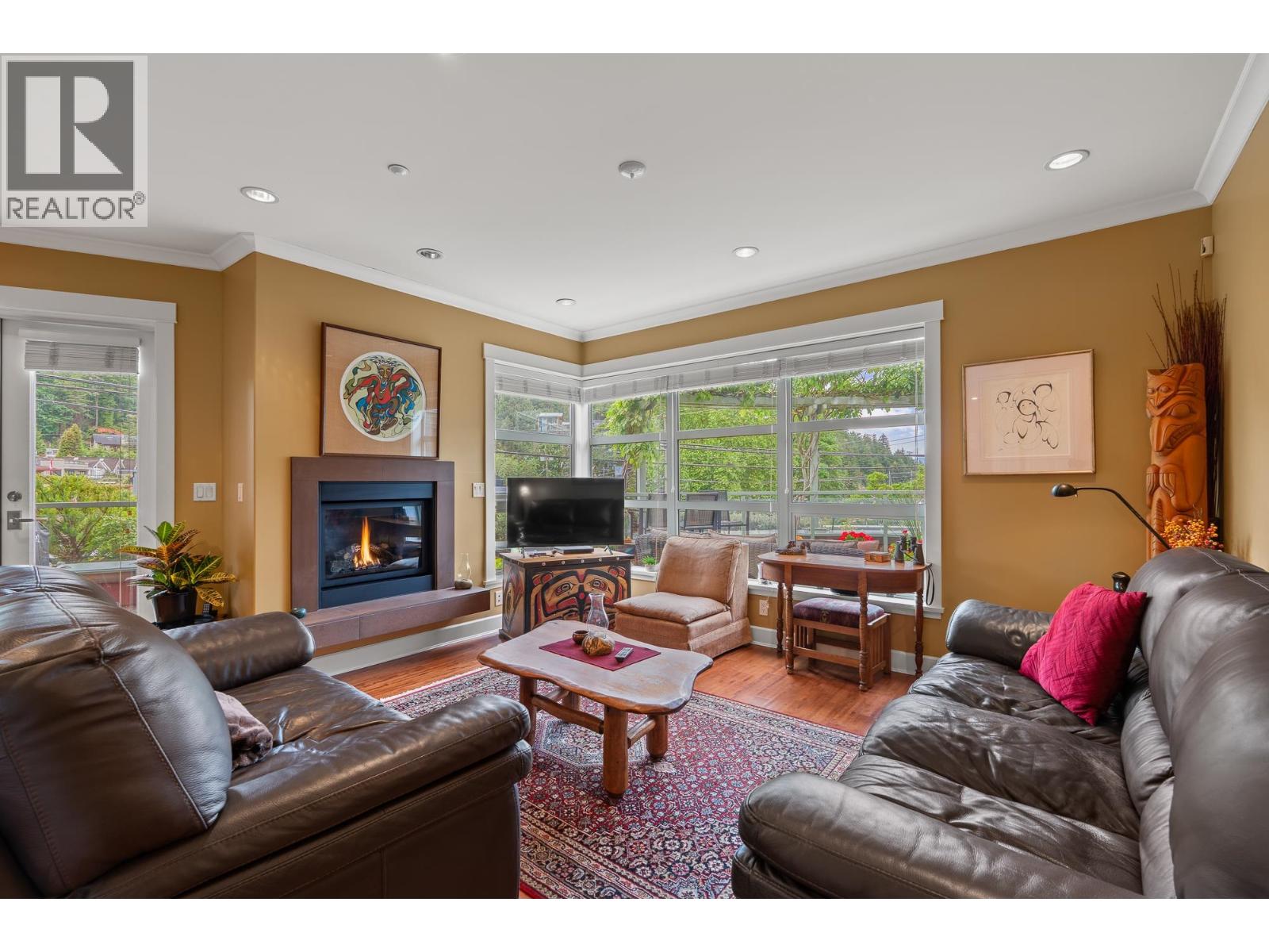 205 6688 ROYAL AVENUE, West Vancouver