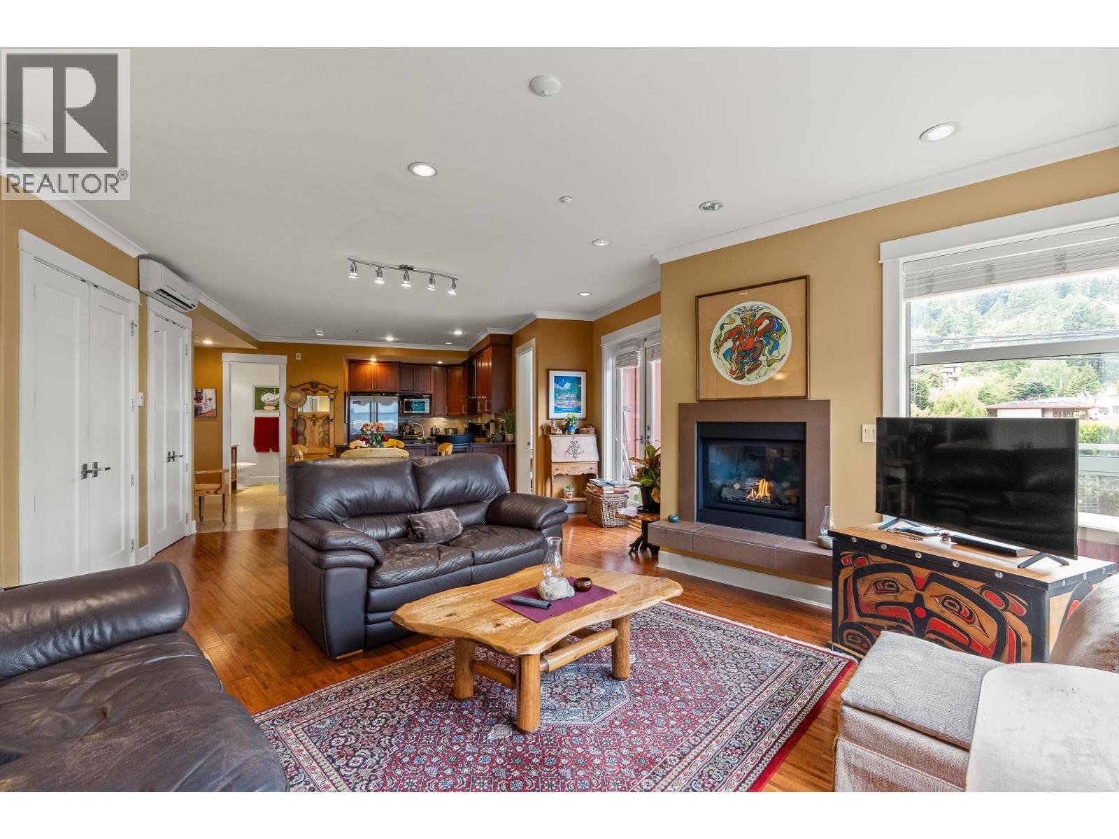 205 6688 ROYAL AVENUE, West Vancouver
