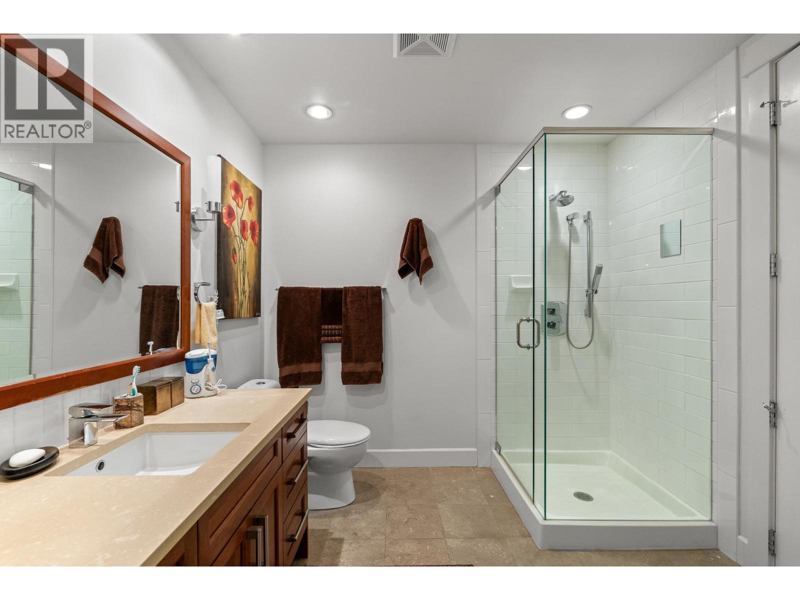 205 6688 ROYAL AVENUE, West Vancouver