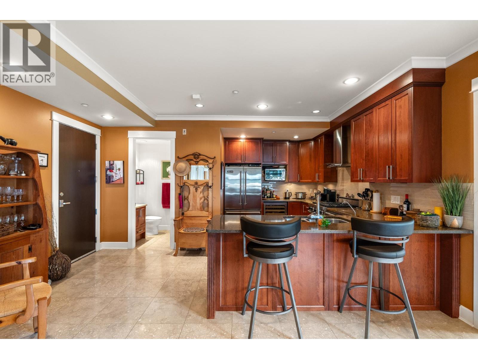 205 6688 ROYAL AVENUE, West Vancouver