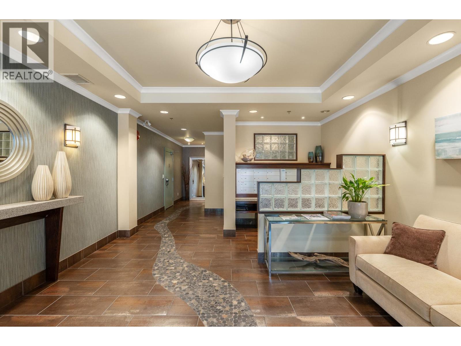 205 6688 ROYAL AVENUE, West Vancouver