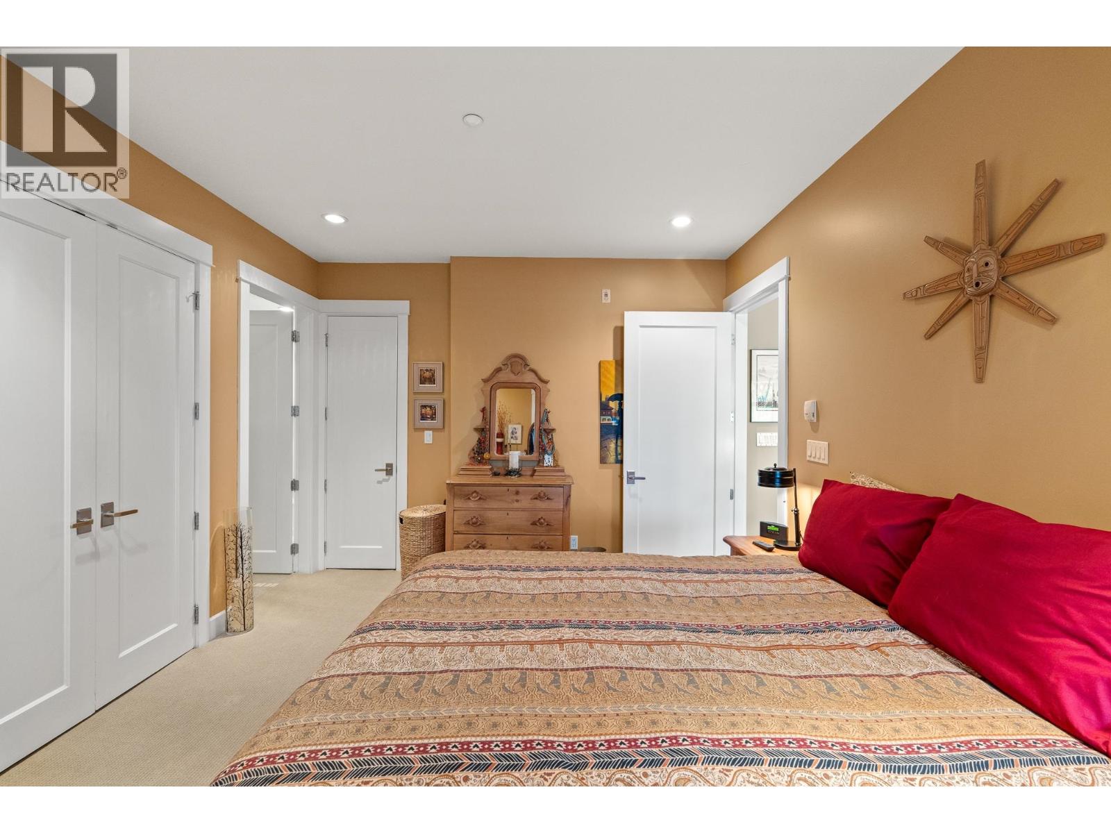 205 6688 ROYAL AVENUE, West Vancouver