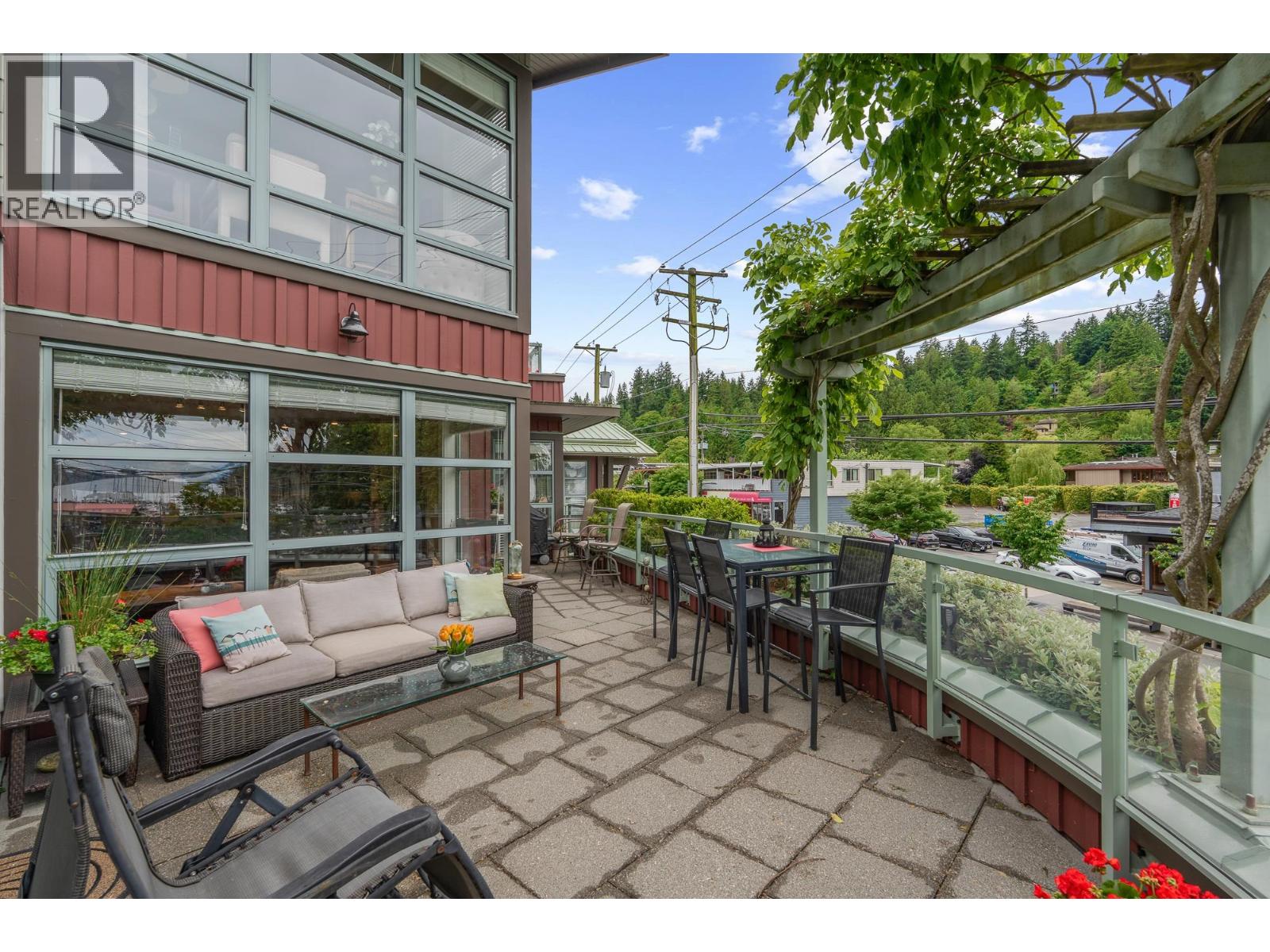 205 6688 ROYAL AVENUE, West Vancouver