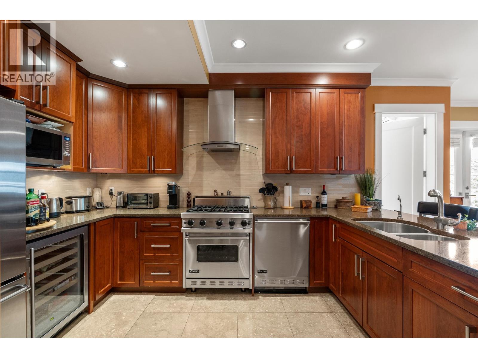 205 6688 ROYAL AVENUE, West Vancouver
