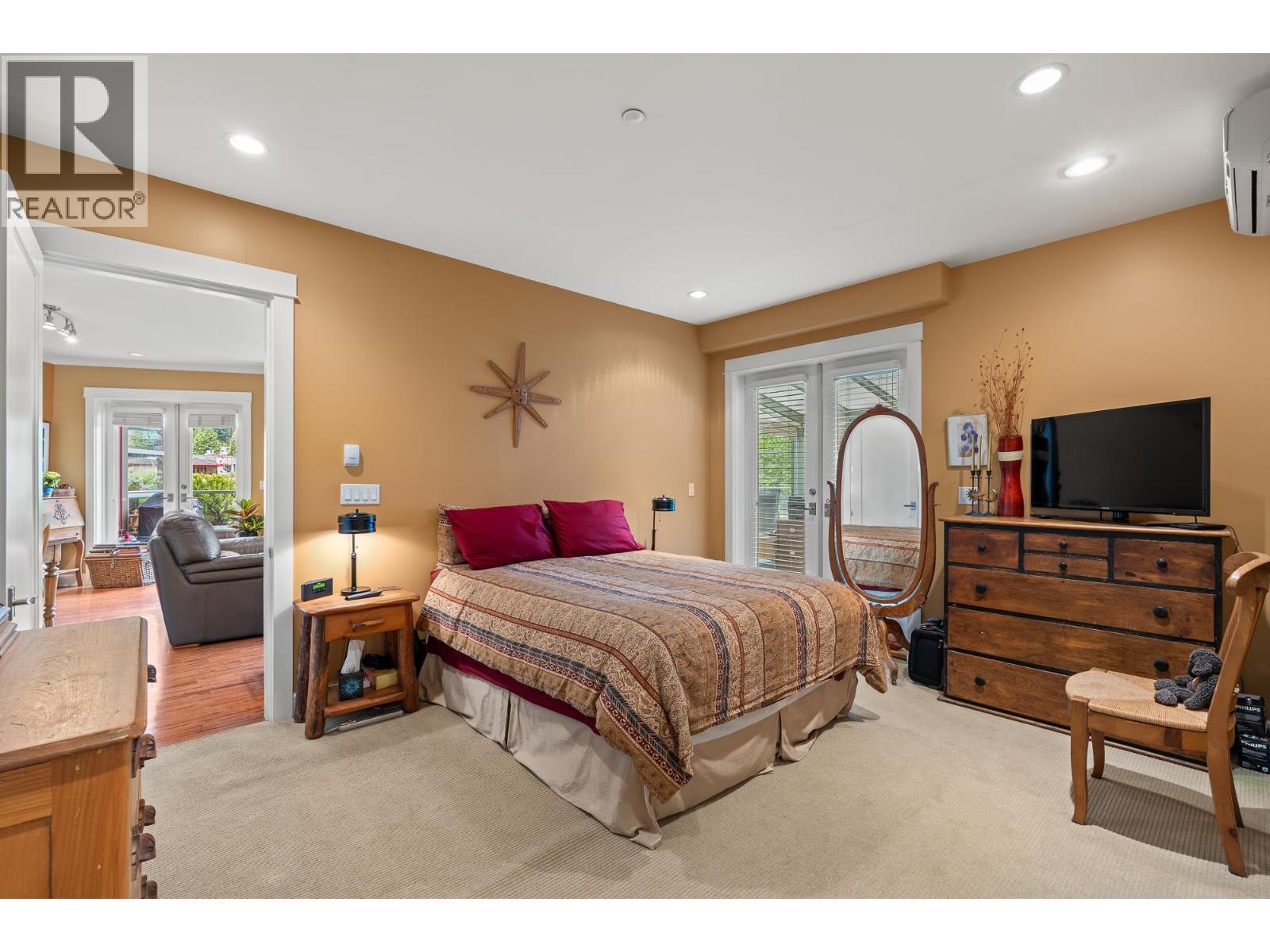 205 6688 ROYAL AVENUE, West Vancouver