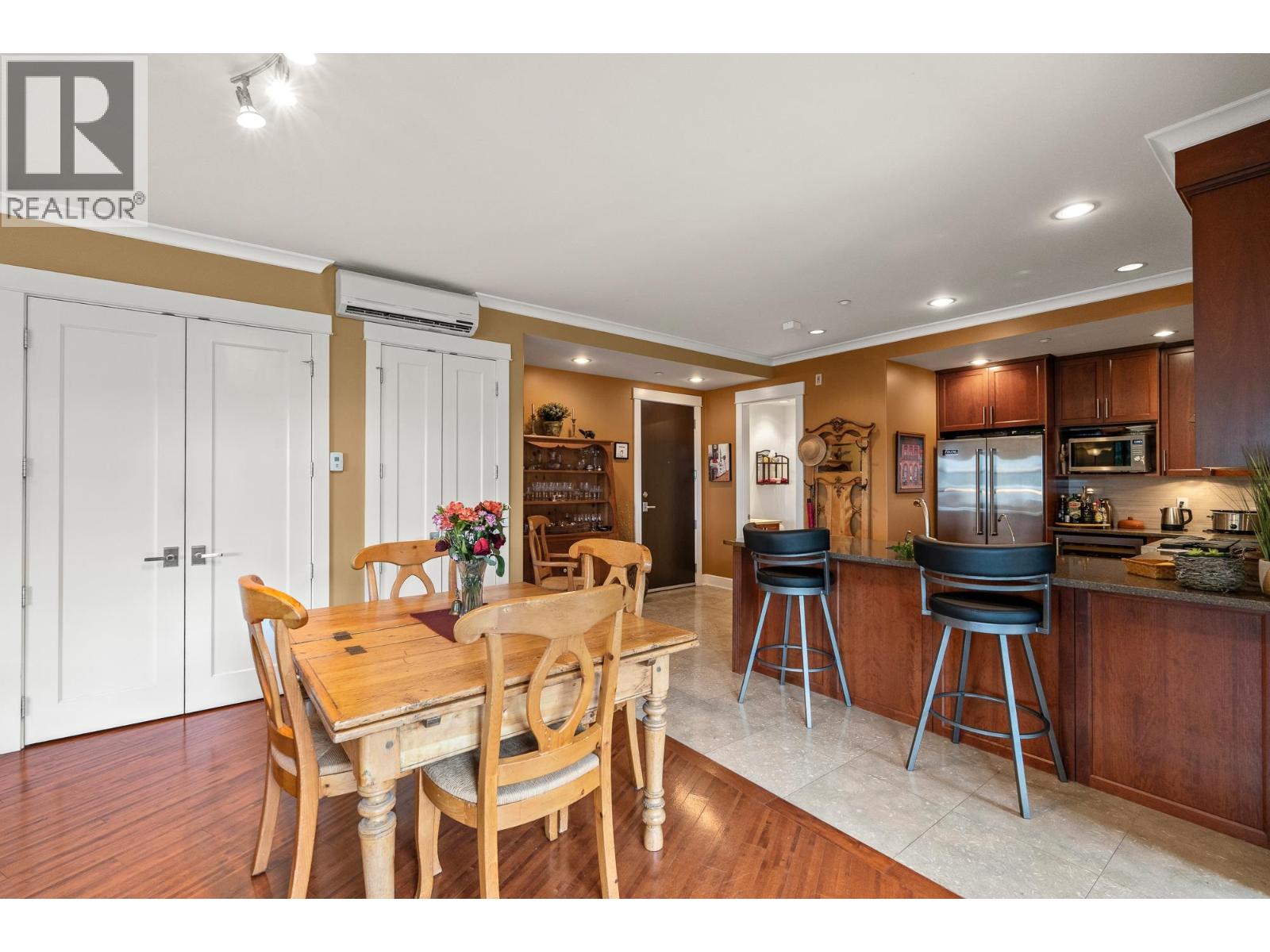205 6688 ROYAL AVENUE, West Vancouver