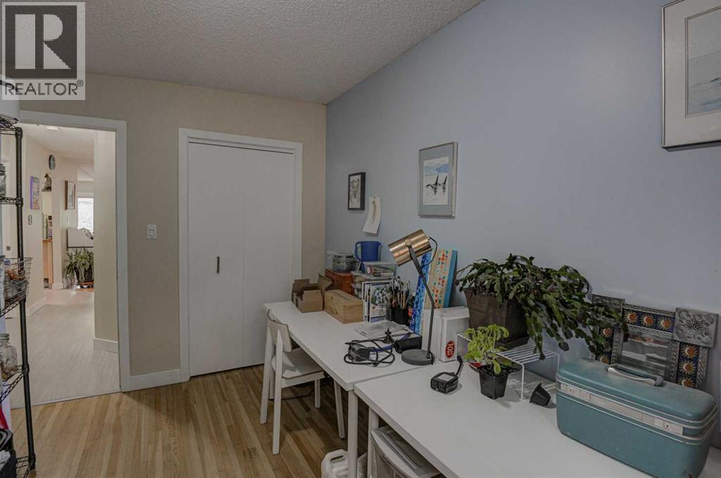 217 26 Avenue NE — photo 18