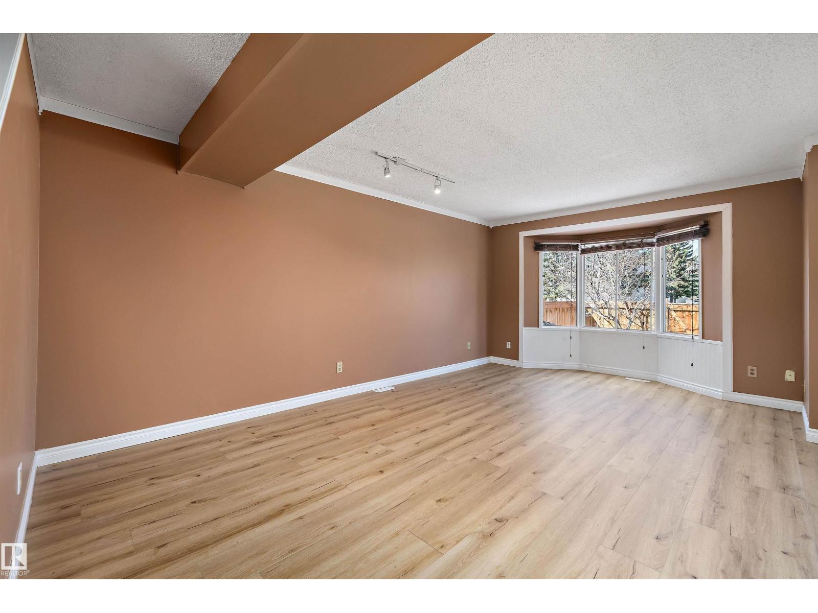 17423 92 AV NW - 8