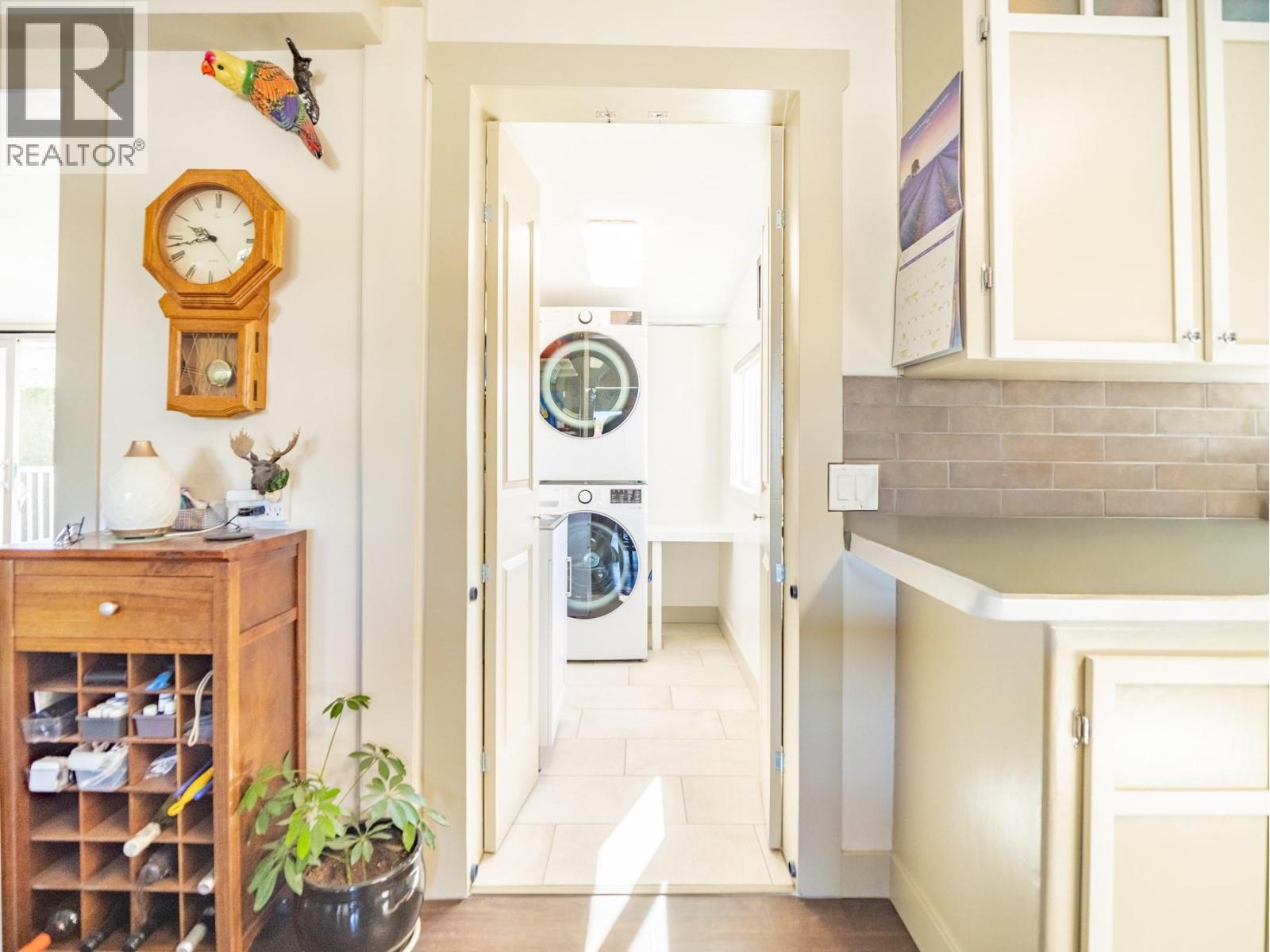 869 SCHREINER Street - 24