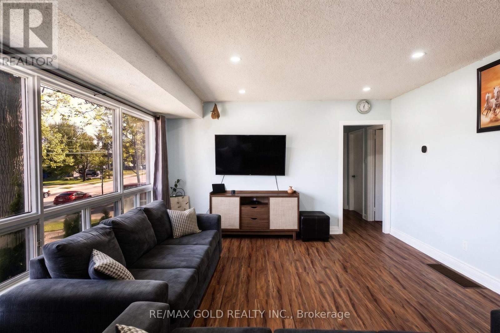 246 EDGEHILL DRIVE - 8