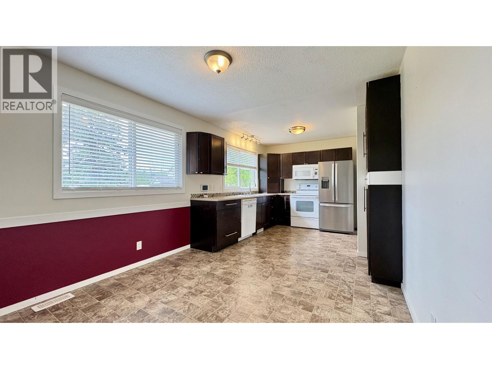 322 PIONEER AVENUE - 6
