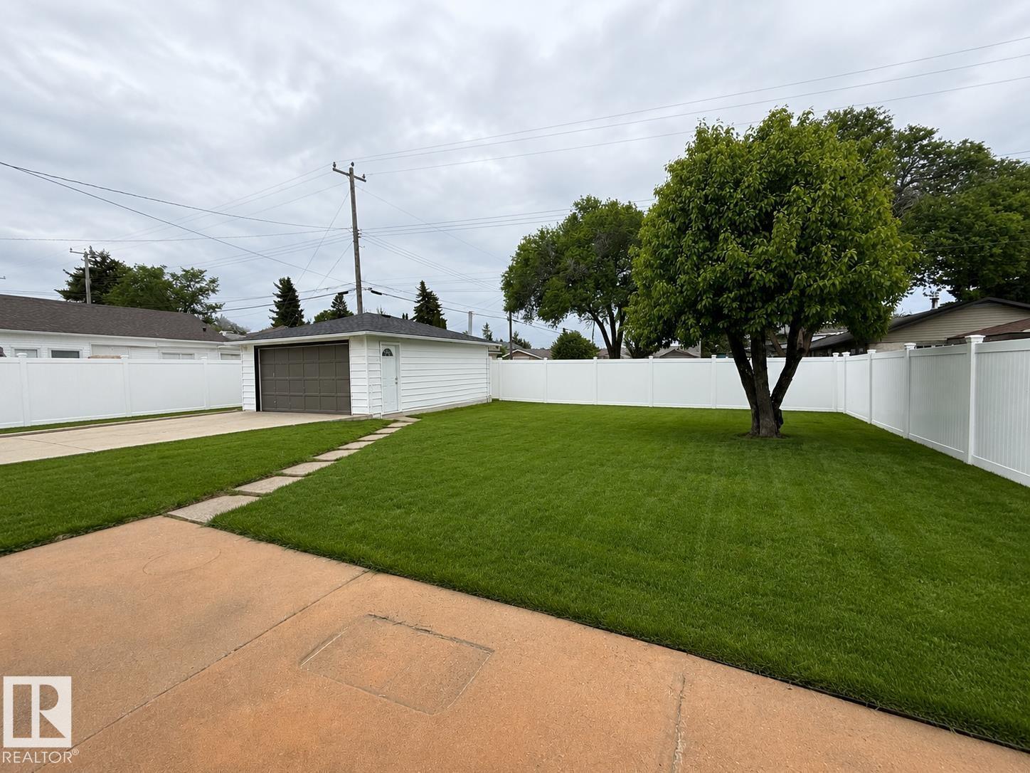 10912 50 ST NW - 4
