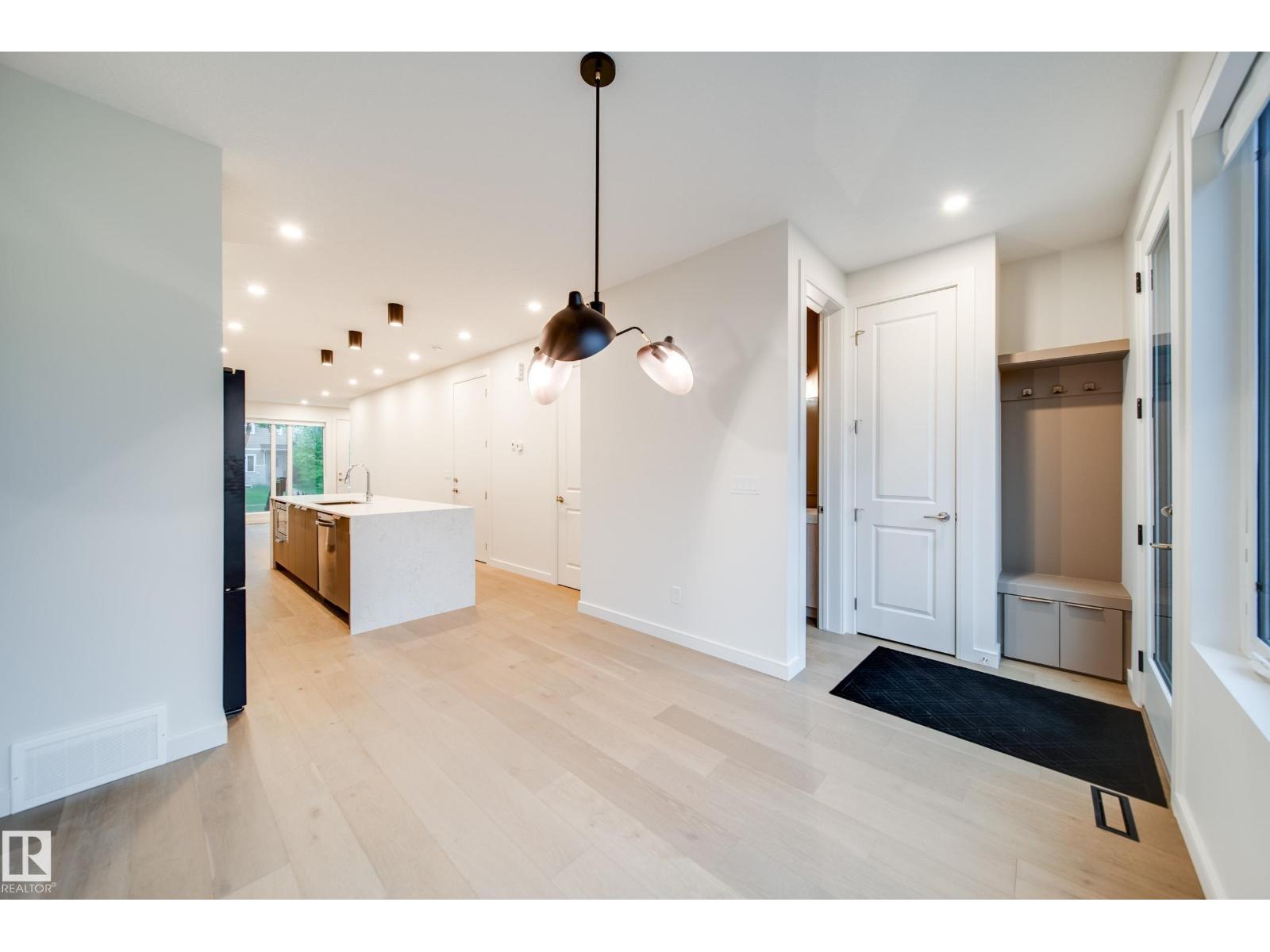 8719 83 AV NW — photo 14
