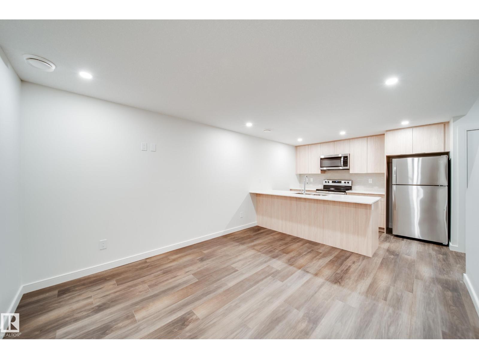 8719 83 AV NW — photo 36