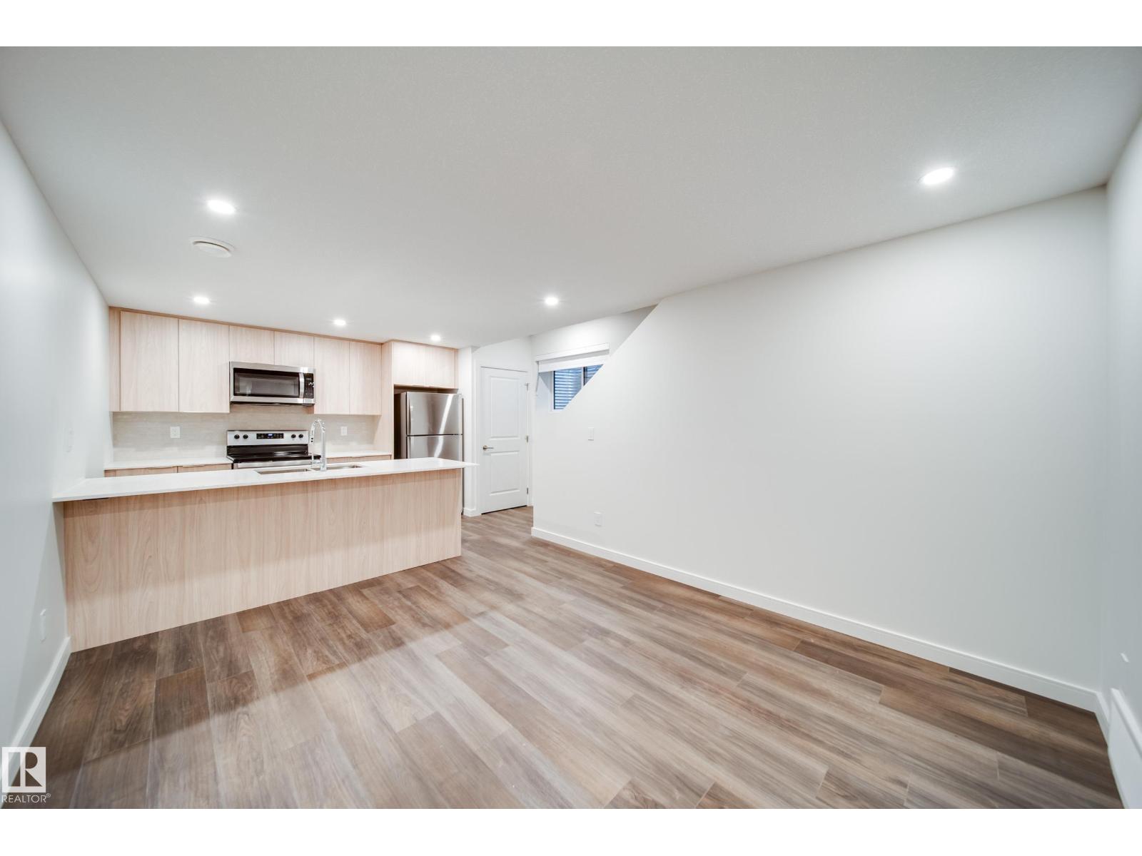 8719 83 AV NW — photo 37