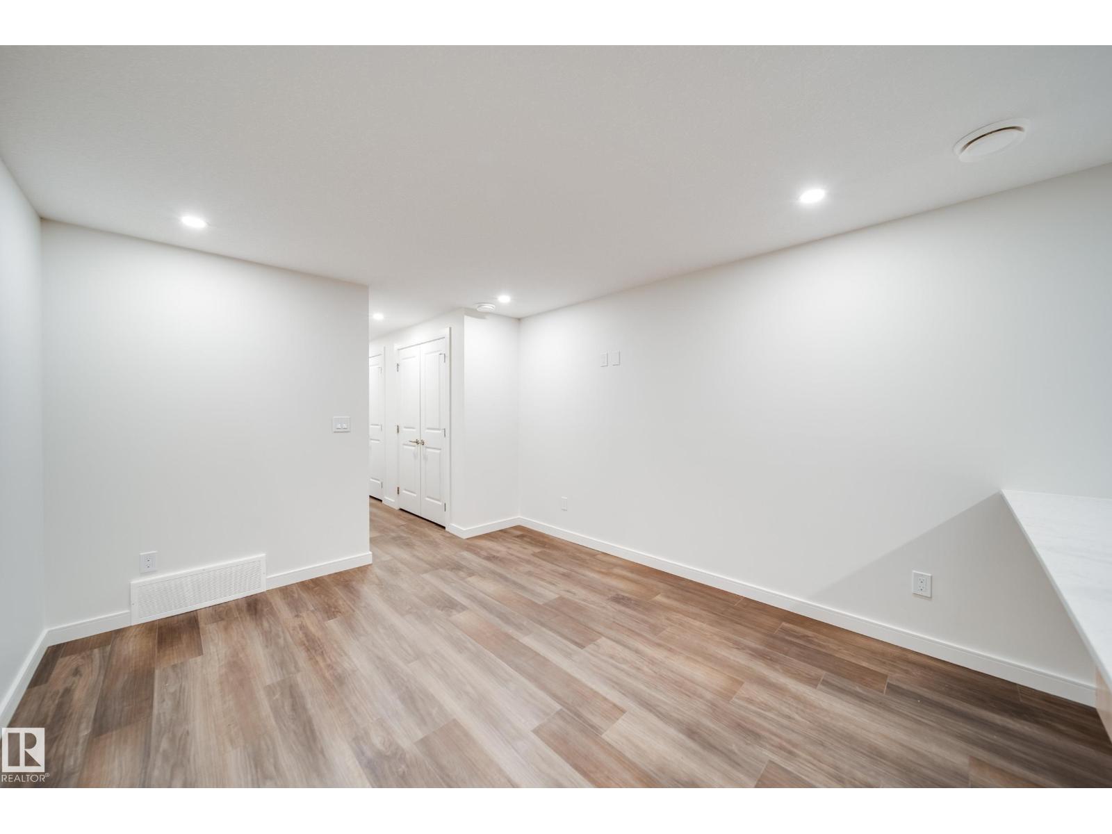8719 83 AV NW — photo 42