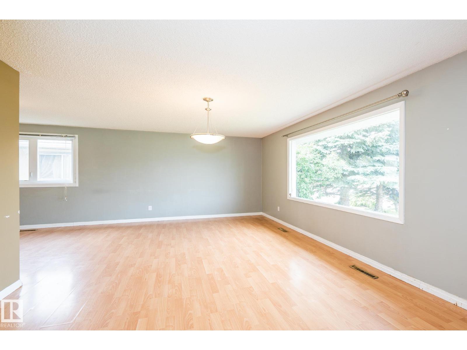 7543 149A AV NW - 5