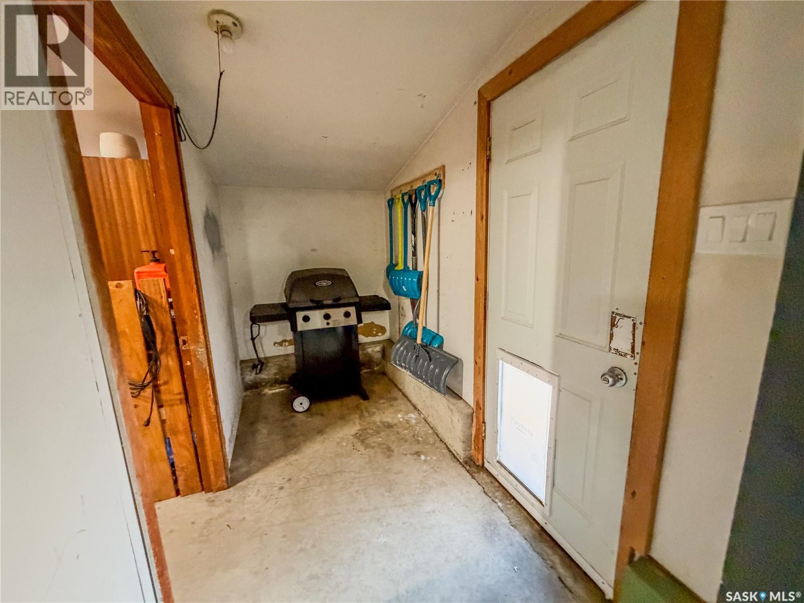 210 Wells AVENUE E — photo 39