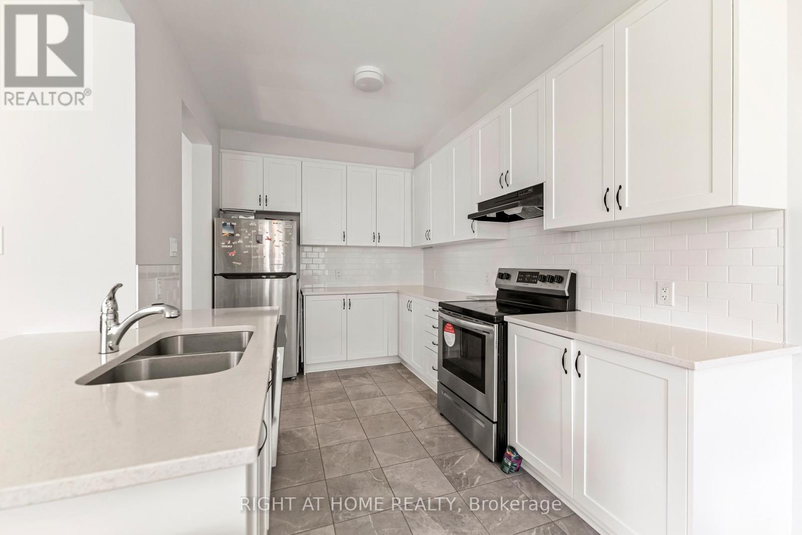 3 Bed, 3 Bath House for Sale in Ottawa – 221 BILLRIAN CRESCENT, Ottawa – MLS# X13412604 - Image 35