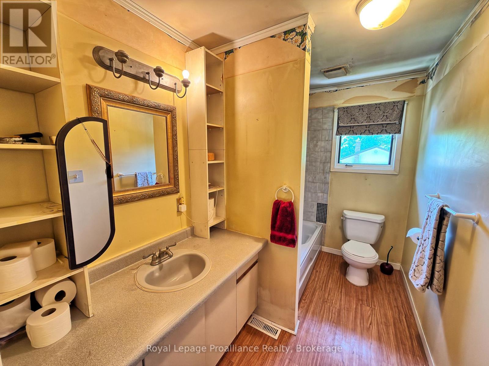 144 WELLINGTON STREET - 25