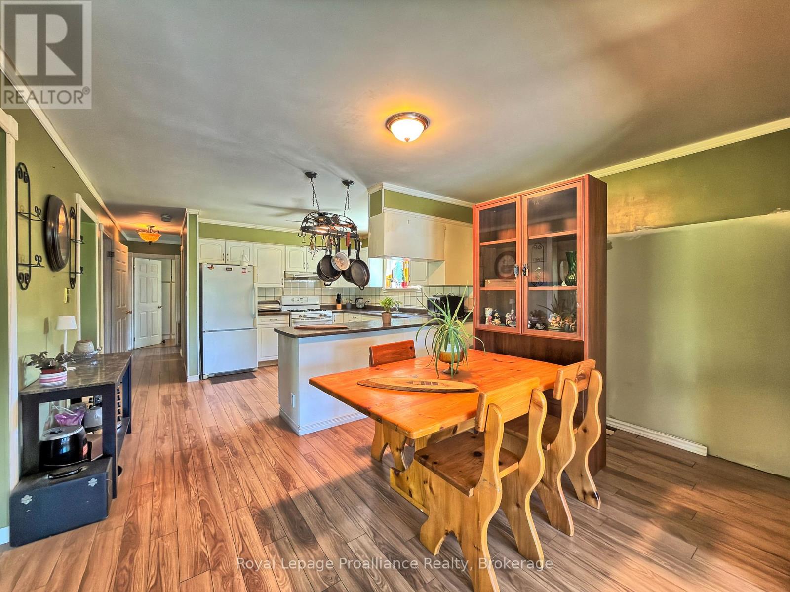 144 WELLINGTON STREET - 8