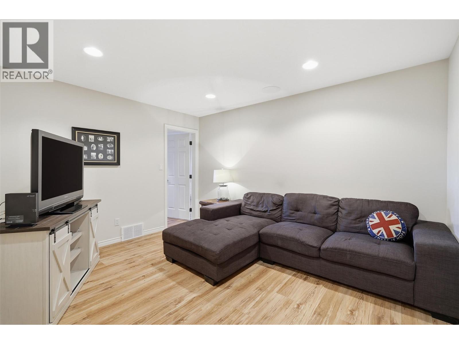 1956 Gardiner Road - 49