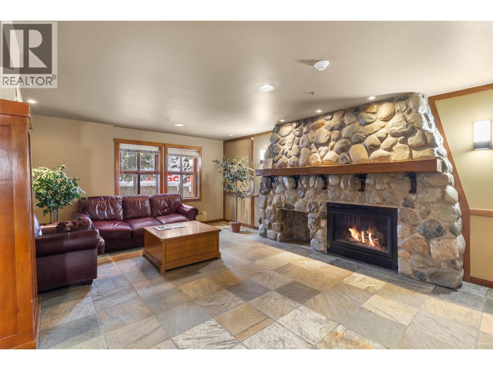 #102 3190 Creekside Way - 4