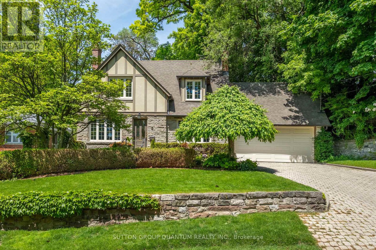 Listing photo of 8 RIVERSIDE CRESCENT
