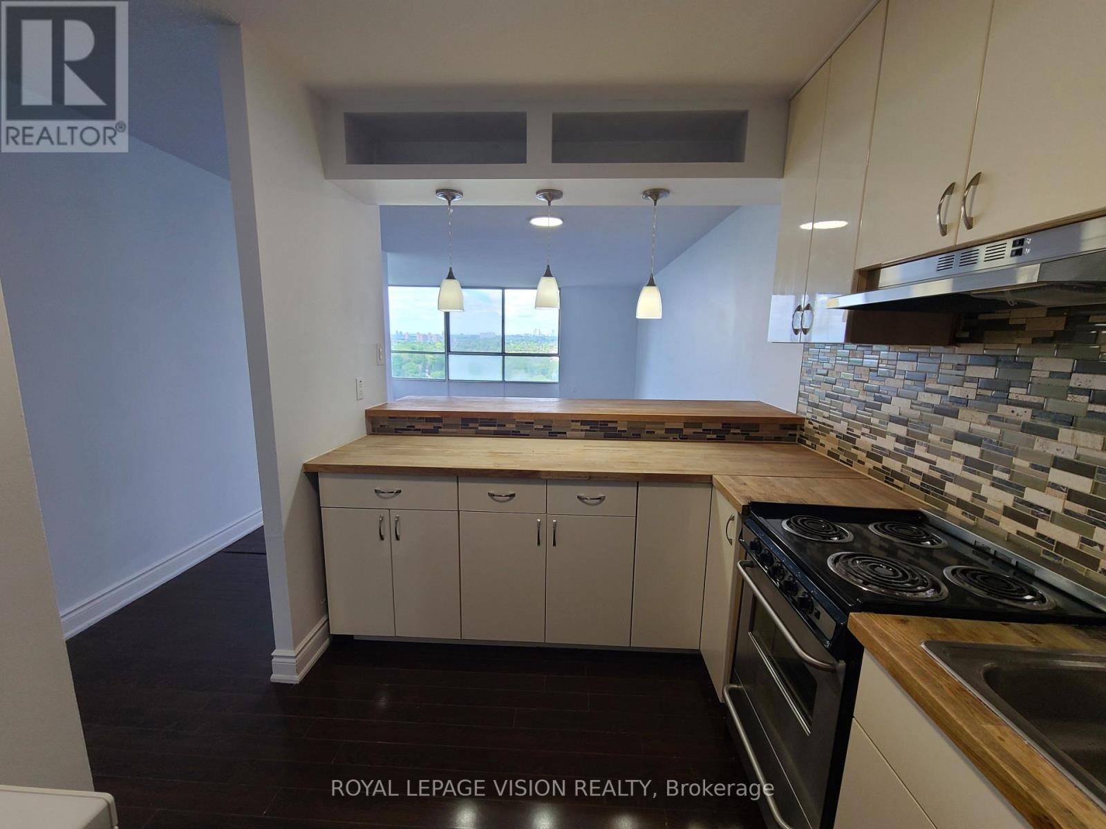 #2107 10 MARTHA EATON WAY S - 17