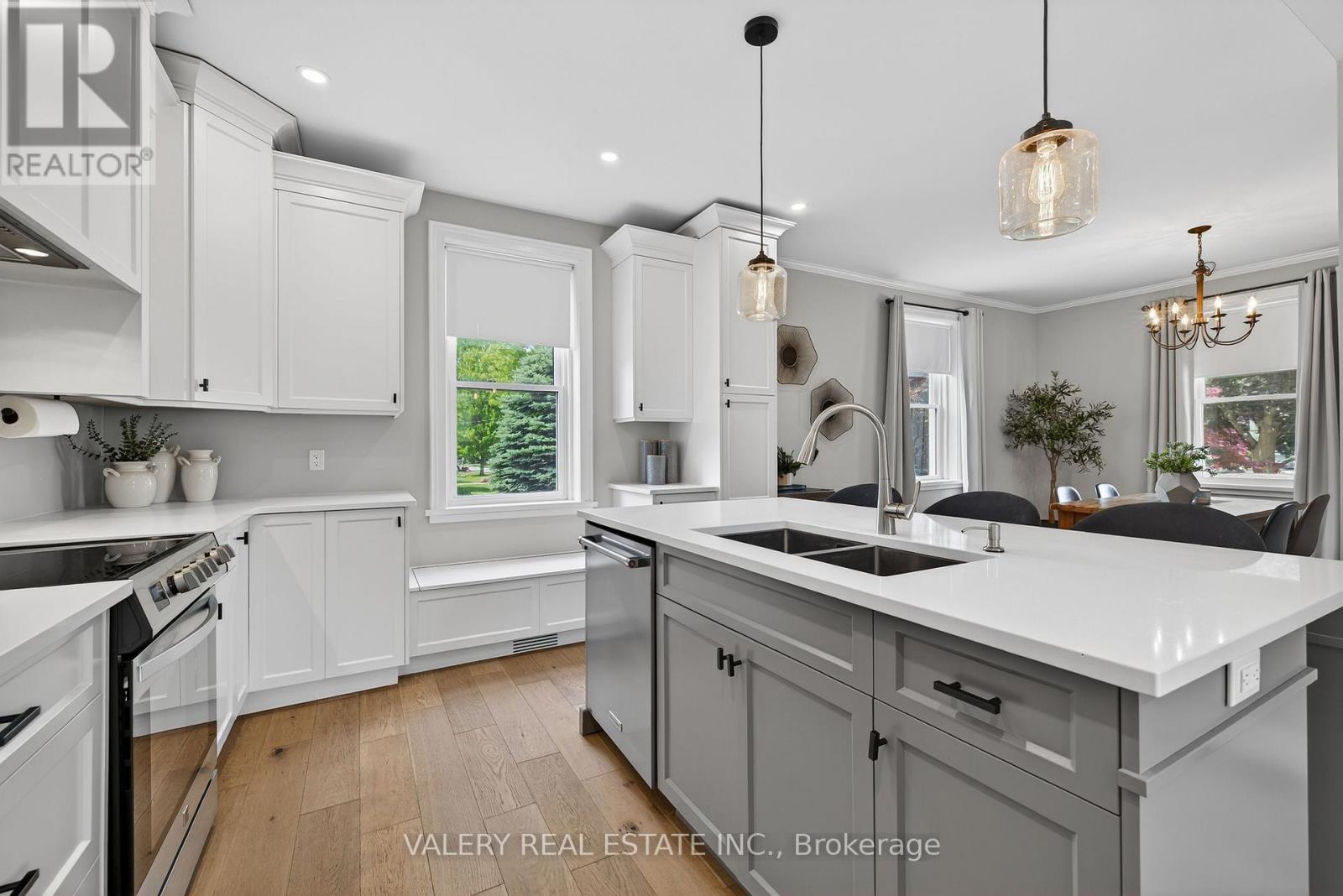 710 YORK AVENUE N - 10