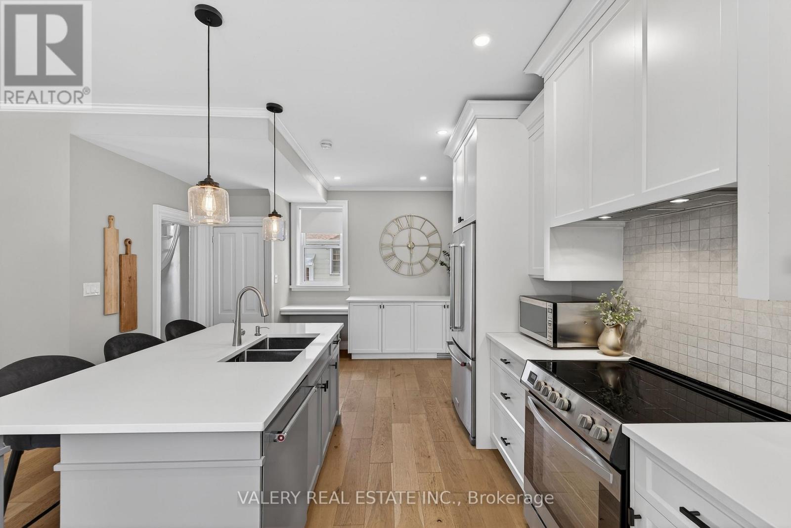 710 YORK AVENUE N - 11