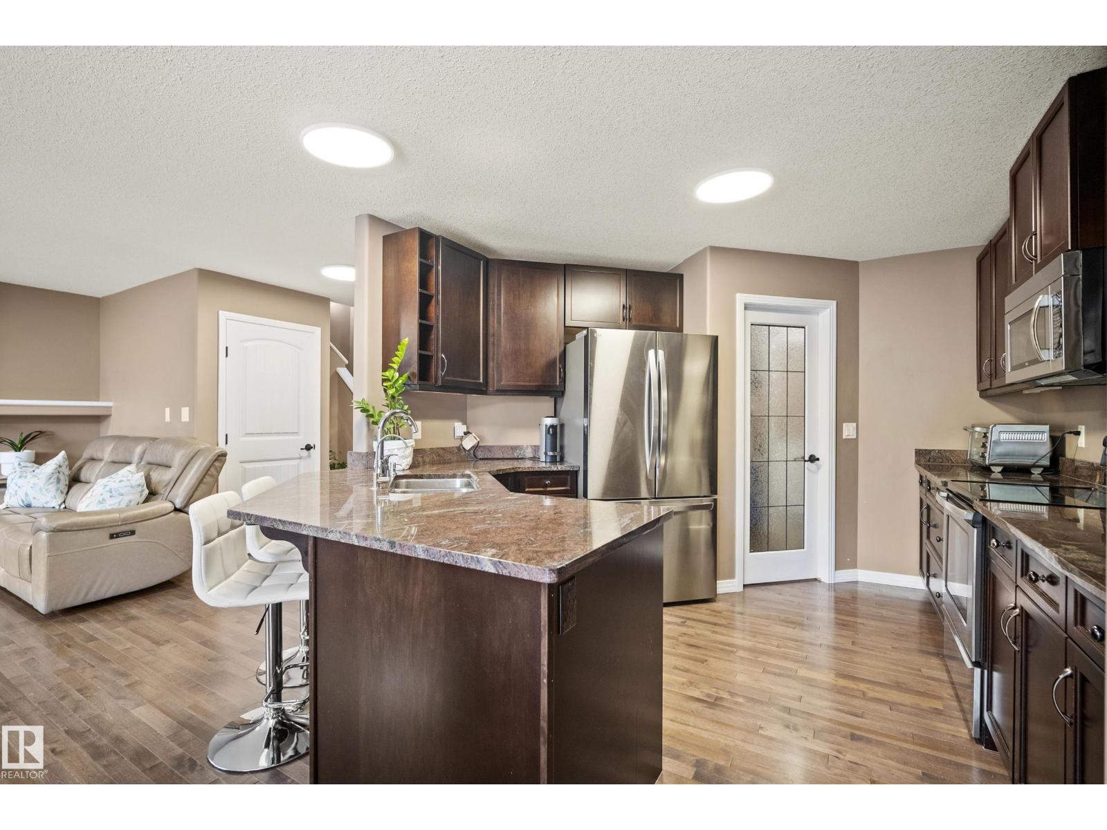 6715 19 AV SW - 11