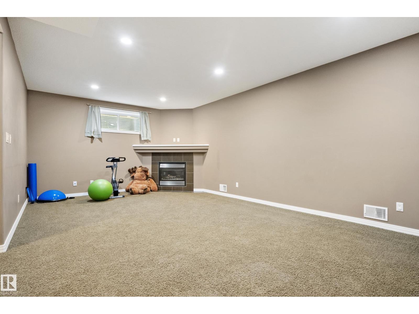 6715 19 AV SW — photo 32