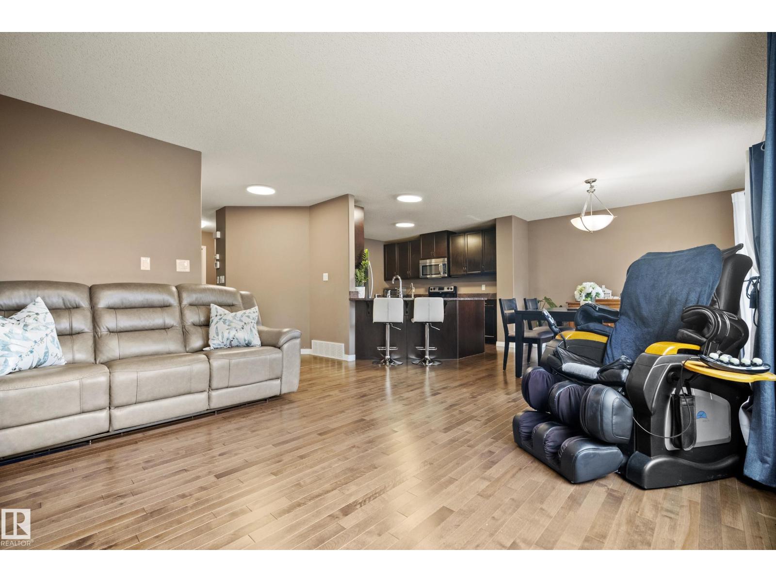 6715 19 AV SW - 6
