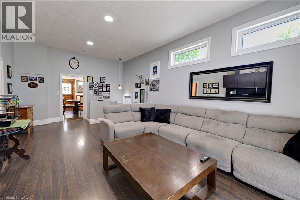 9 PARK Avenue W - 17