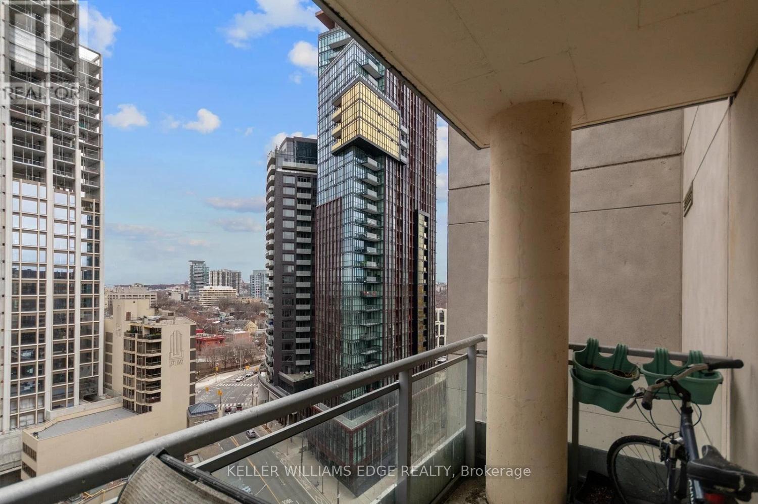 #1408 8 SCOLLARD STREET - 22