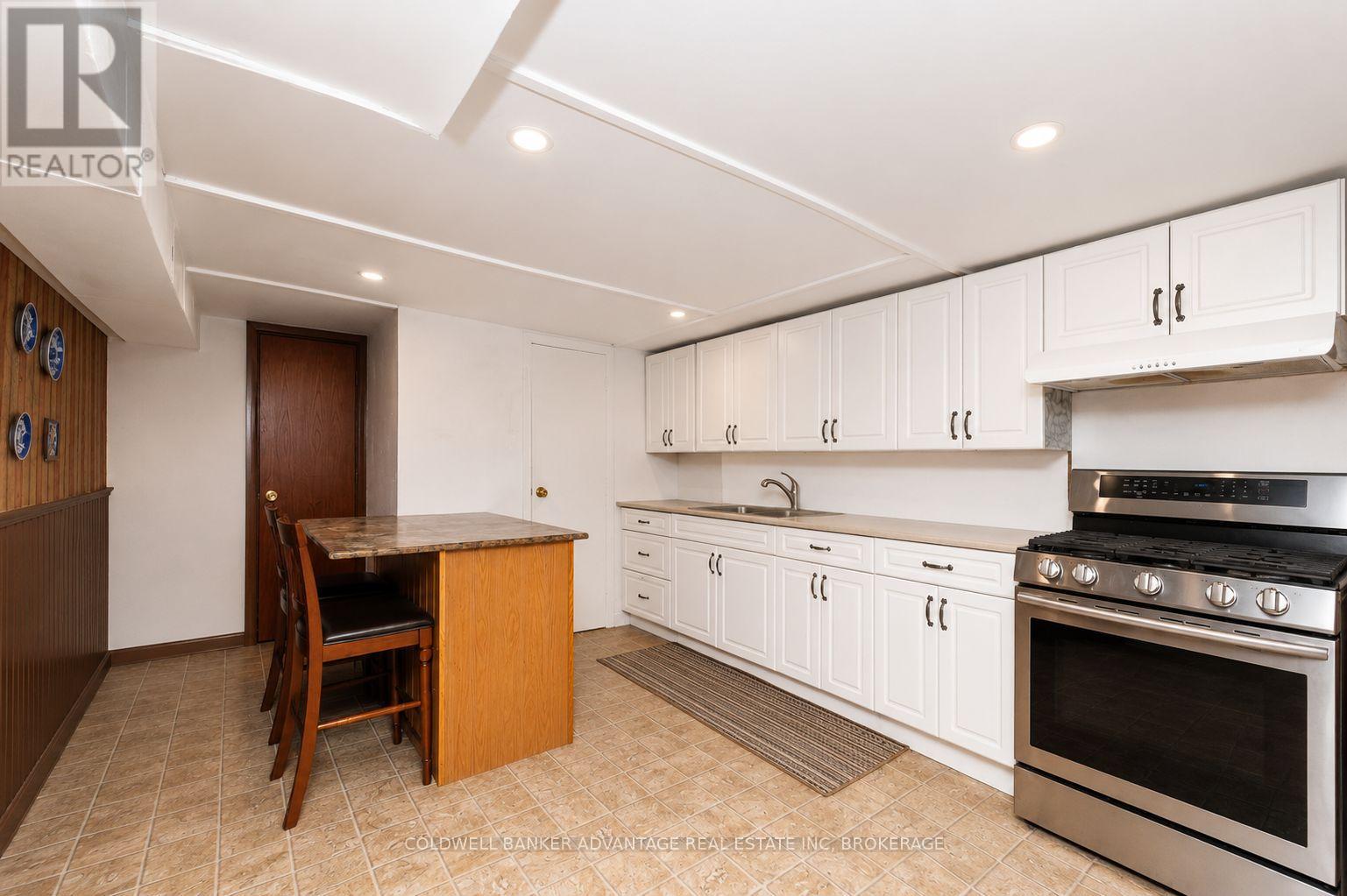 813 HARRIET STREET - 22