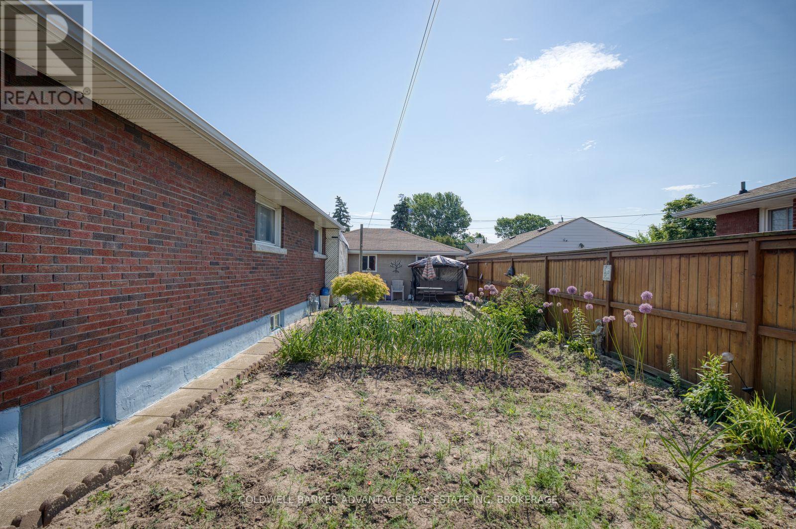 813 HARRIET STREET - 27
