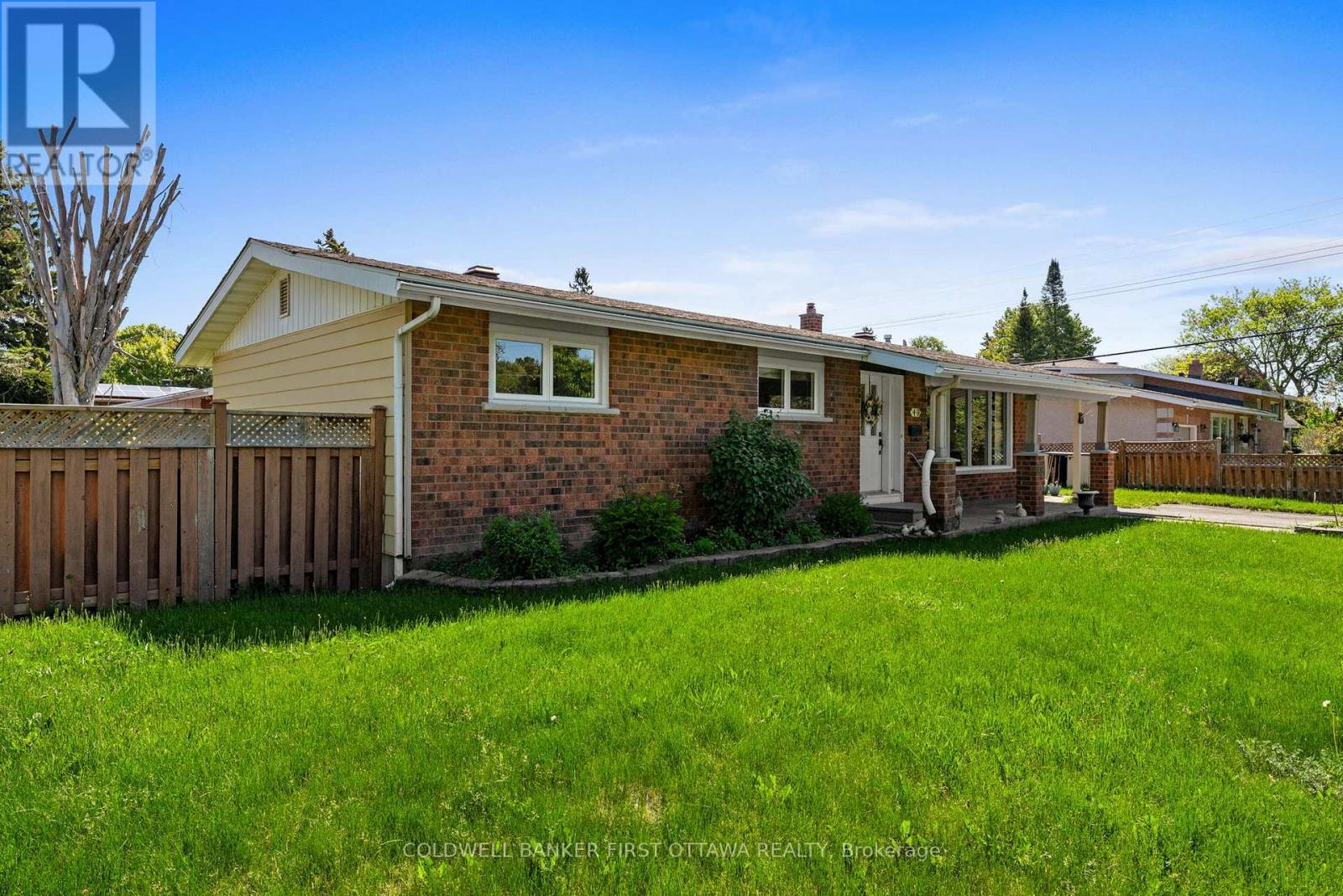 Great floorplan w tons of opportunity!