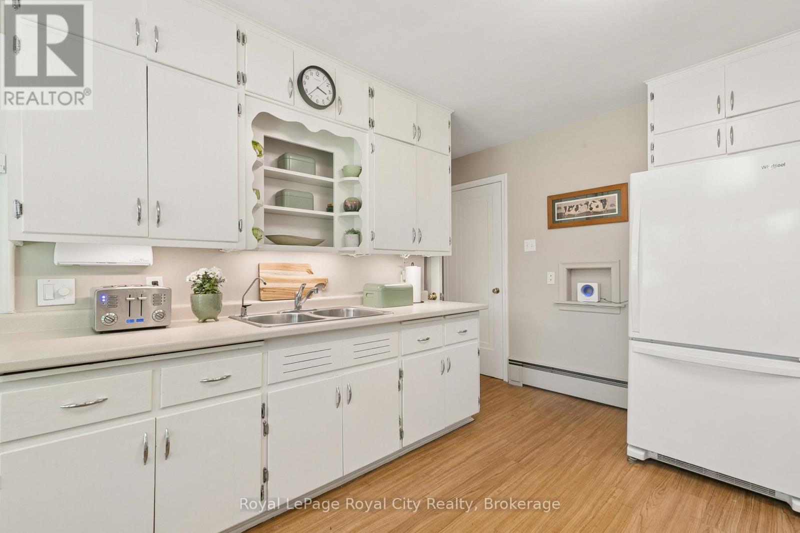 120 HILL STREET E - 16