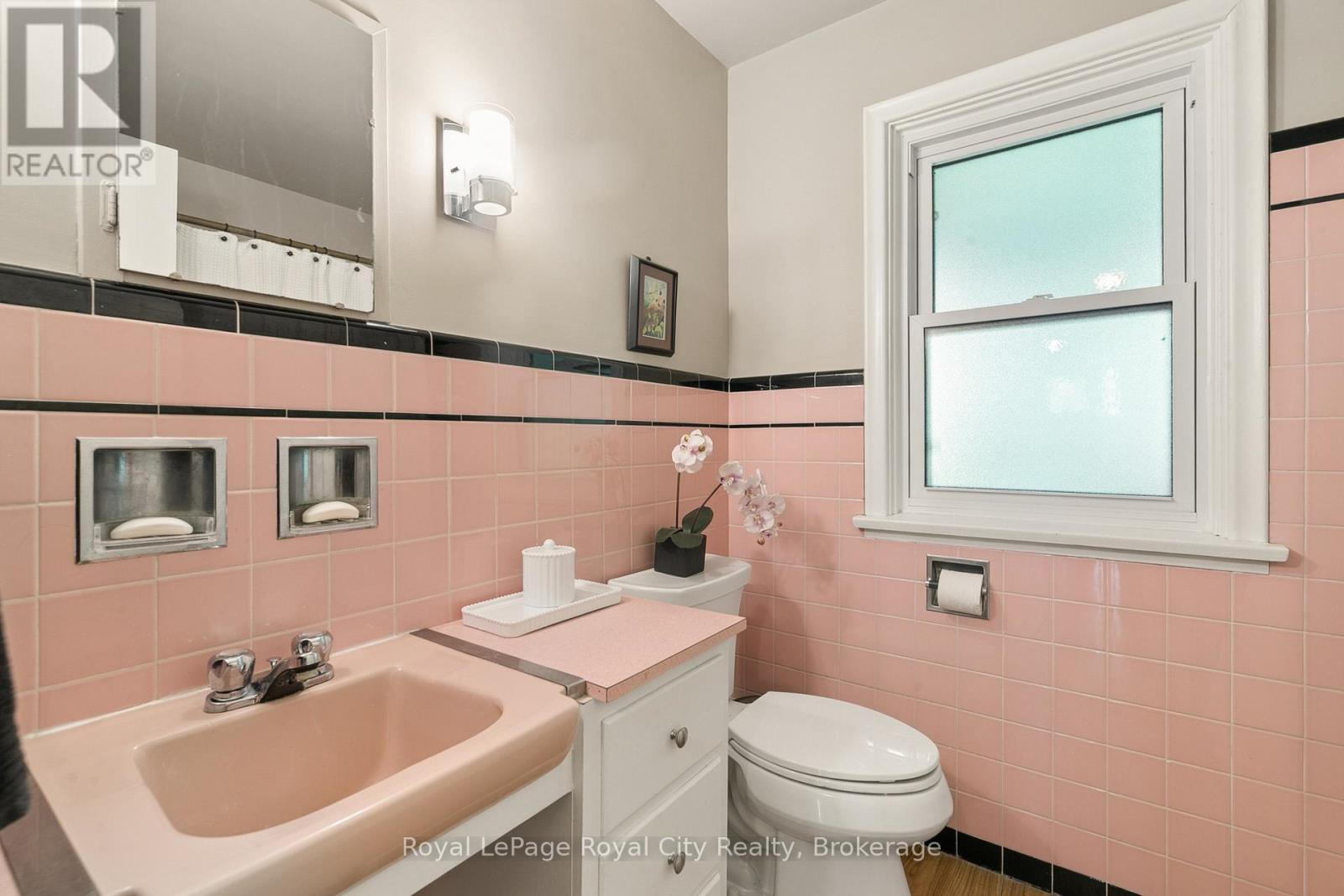 120 HILL STREET E - 20