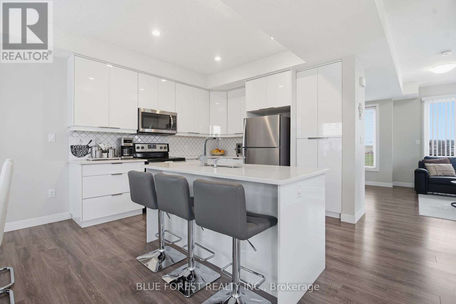 933 SARNIA ROAD - 14