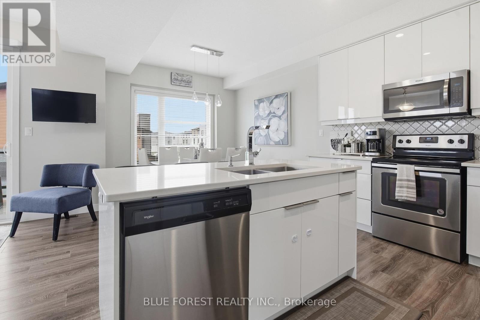 933 SARNIA ROAD - 18