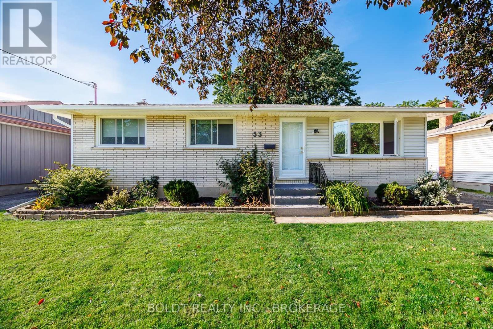 53 HUNTLEY CRESCENT - 1