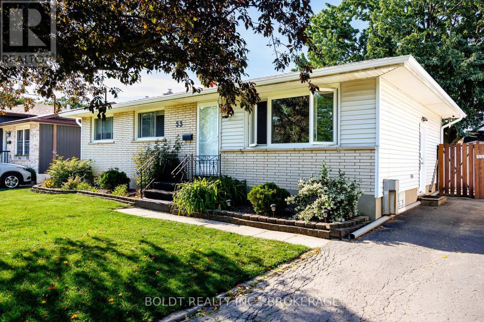 53 HUNTLEY CRESCENT - 3