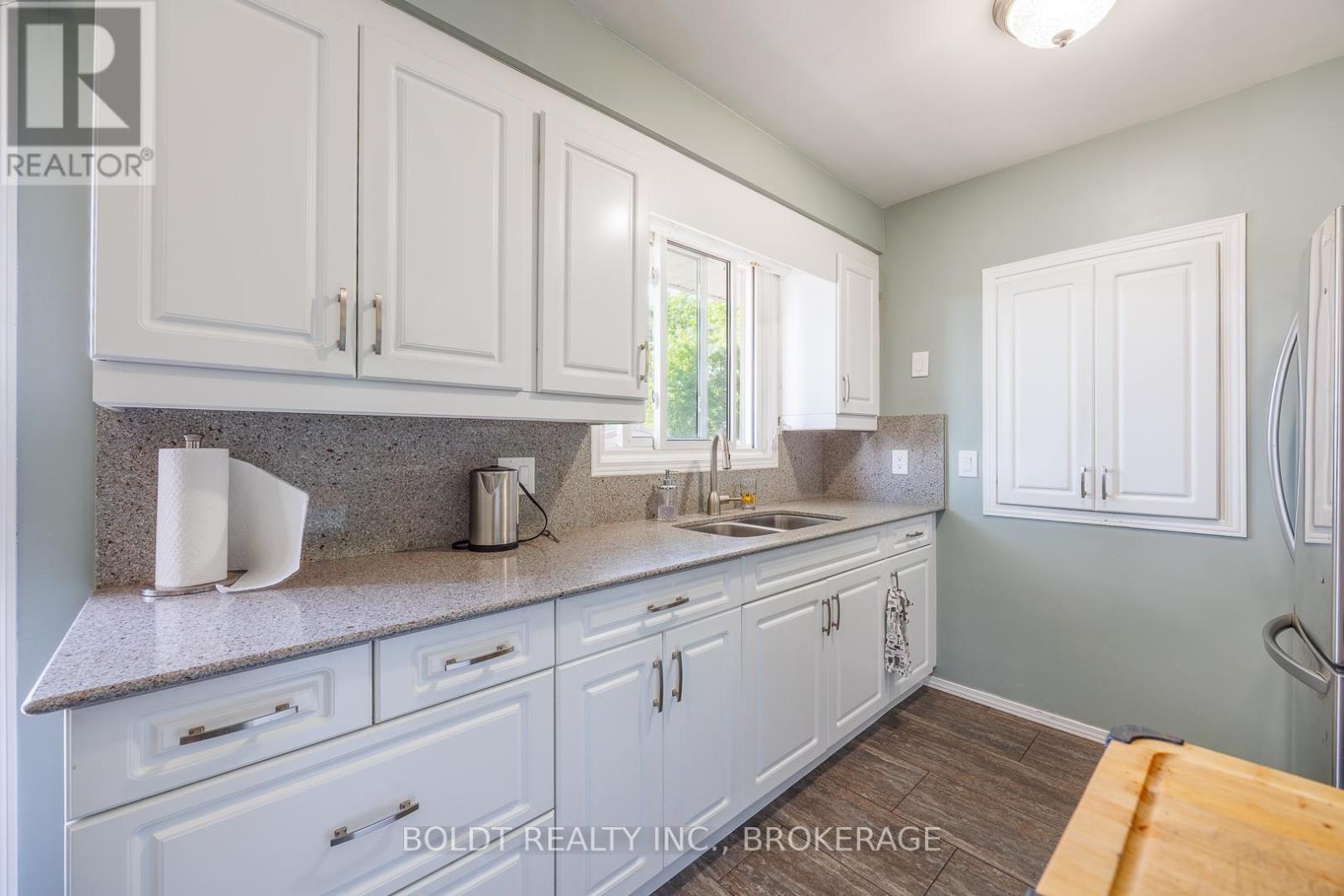 53 HUNTLEY CRESCENT - 4