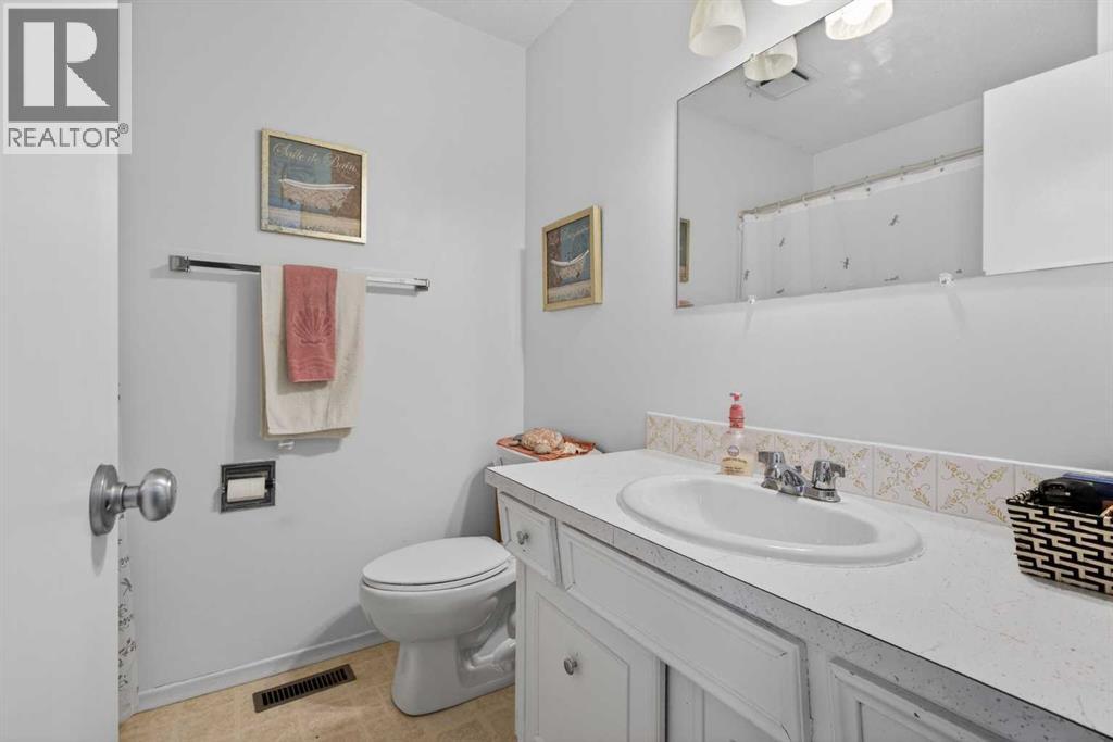 571 8 Street SE — photo 15