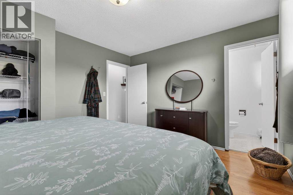 571 8 Street SE — photo 17
